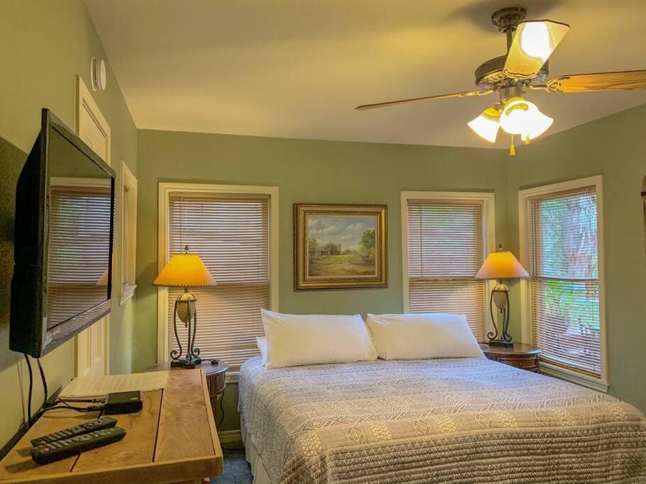 The River Haven - Sleeps 32 - On Guadalupe River Seguin Zewnętrze zdjęcie