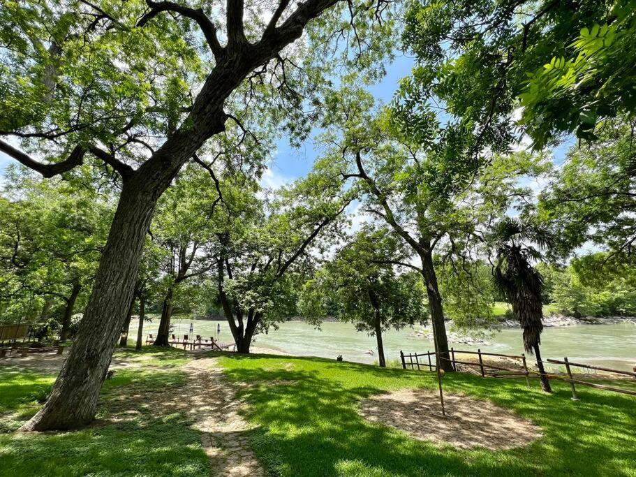 The River Haven - Sleeps 32 - On Guadalupe River Seguin Zewnętrze zdjęcie